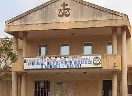 ABOMEY-CALAVI : un jeune homme en frigo pour avoir menacé une vendeuse au couteau pour être servi en priorité